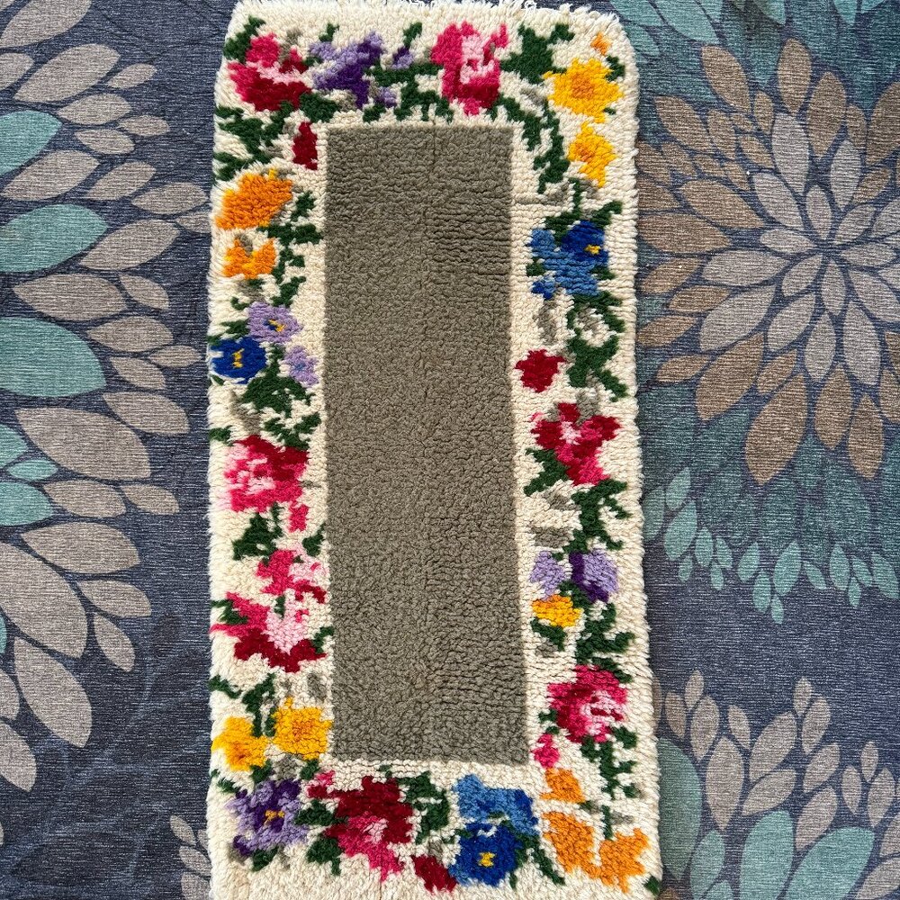 Vintage floral latchhook small rug 60s 70s 80s grandma botanical decor art